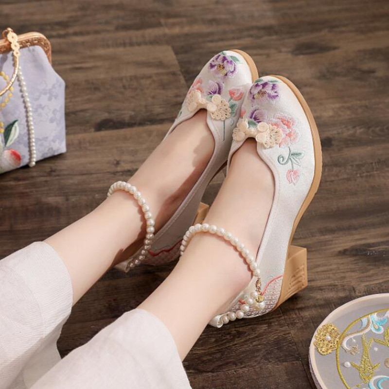 Zapatos de tacón alto bordados - Pump Heel Block reseña y precio